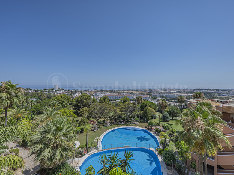 Frontline Golf Apartment with Sea Views in Nueva Andalucía
