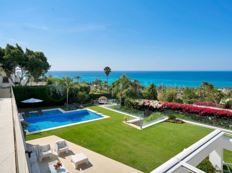 Contemporary Villa with Panoramic Mediterranean Views