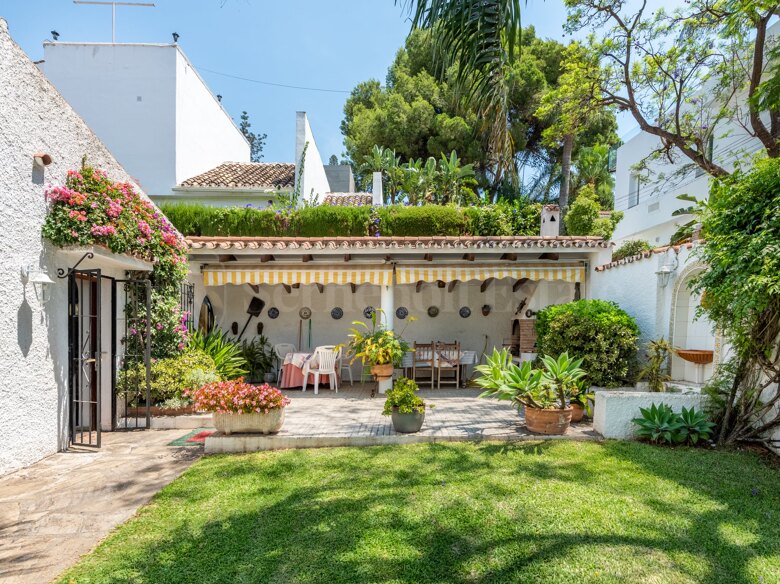 Detached Villa with Outstanding Renovation Potential in Nueva Andalucía