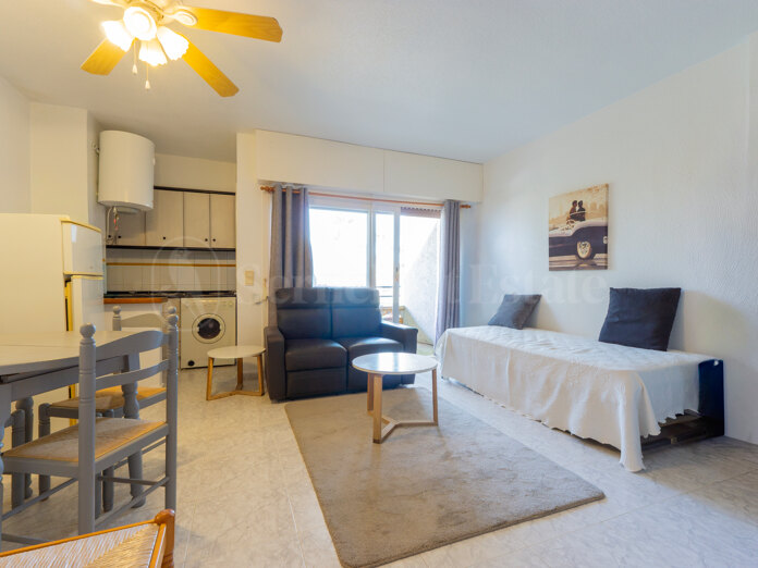 South-Facing One-Bedroom Apartment with Partial Sea Views and Fantastic Renovation Potential in the sought-after area of Villamartin.