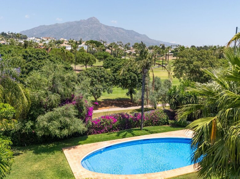 Elegant Frontline Golf Villa in Nueva Andalucía with Private Garden and La Concha Views