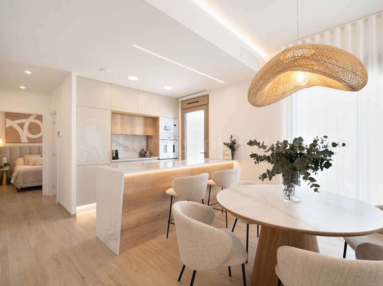 Discover this stylish modern townhouse with a private pool, rooftop solarium and elegant finishes, ideally located beside La Serena Golf and just minutes from the Mar Menor.