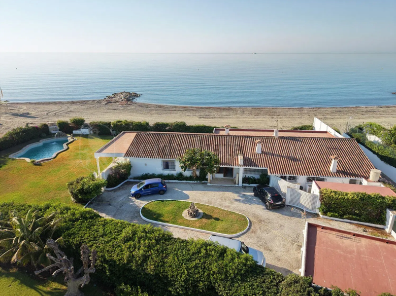 Detached Villa For Sale in Guadalmina Baja