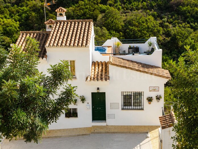 Charmantes Reihenendhaus mit Panoramablick auf Berge und Meer in Casares