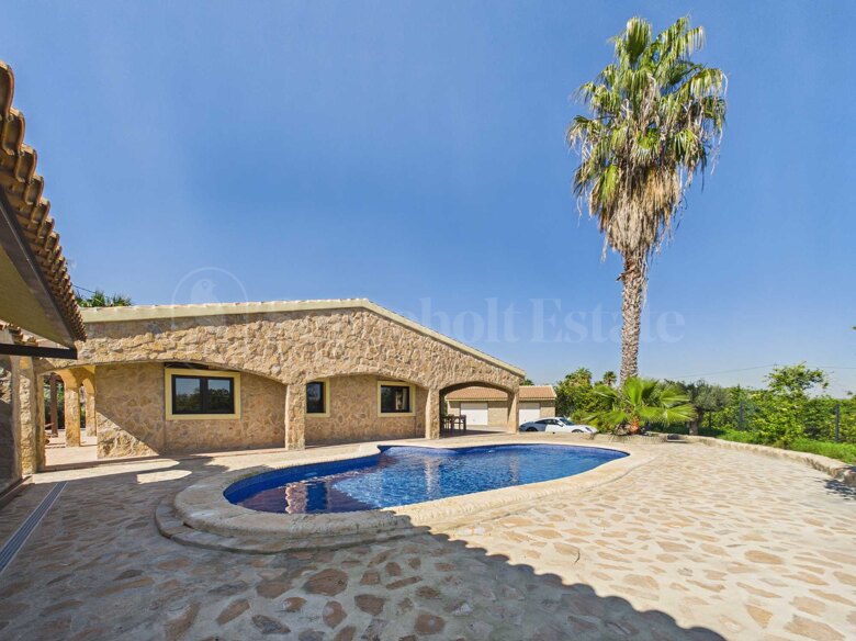 Mediterranean elegance meets complete privacy in this exceptional villa, set on over 7,000 m² of beautifully landscaped grounds in San Miguel de Salinas.