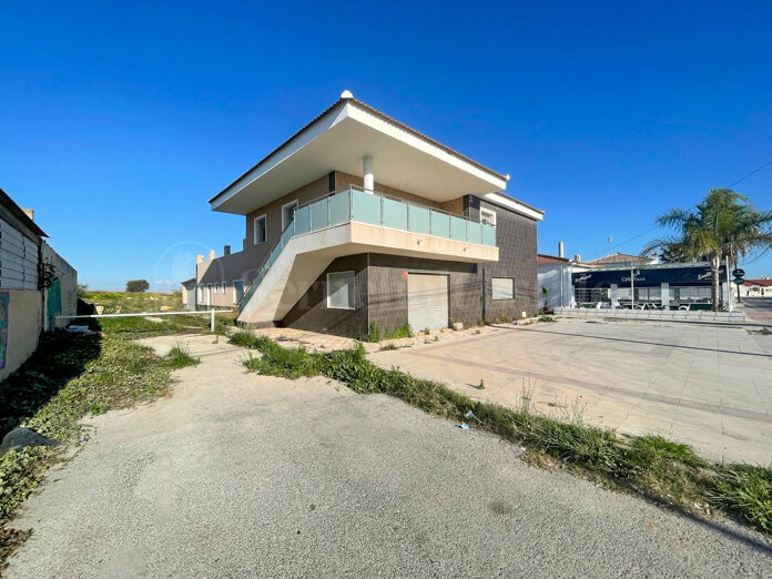 Oportunidad de inversión única con local comercial y residencia de lujo