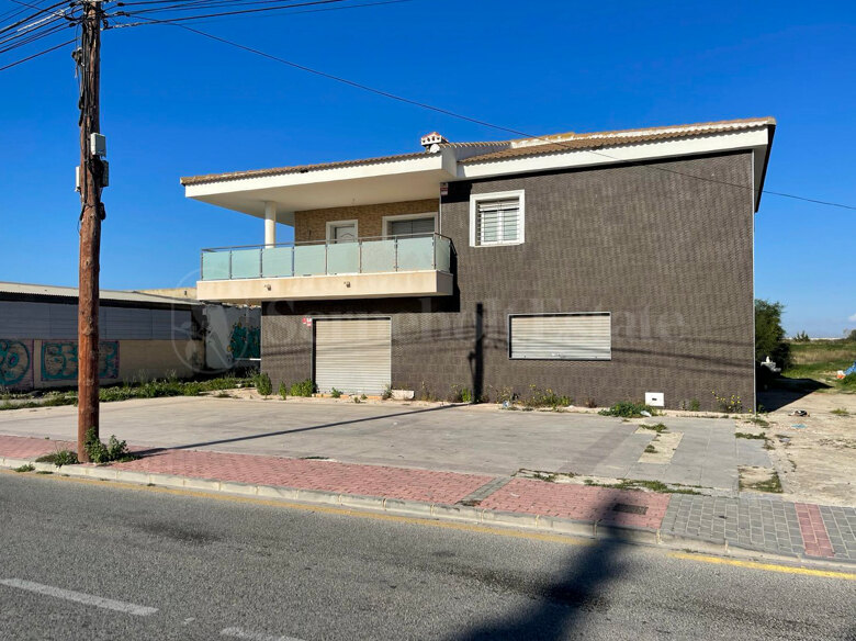 Unique Investment Opportunity with Commercial Premises and Luxury Residence