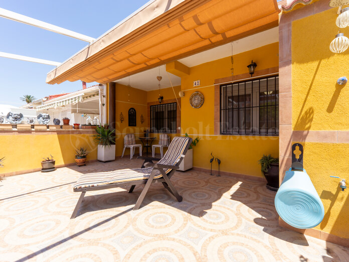 Modernt tvårumslägenhet med soliga balkonger, stilrena materialval och närhet till all service – perfekt för ett bekvämt liv i Torrevieja.