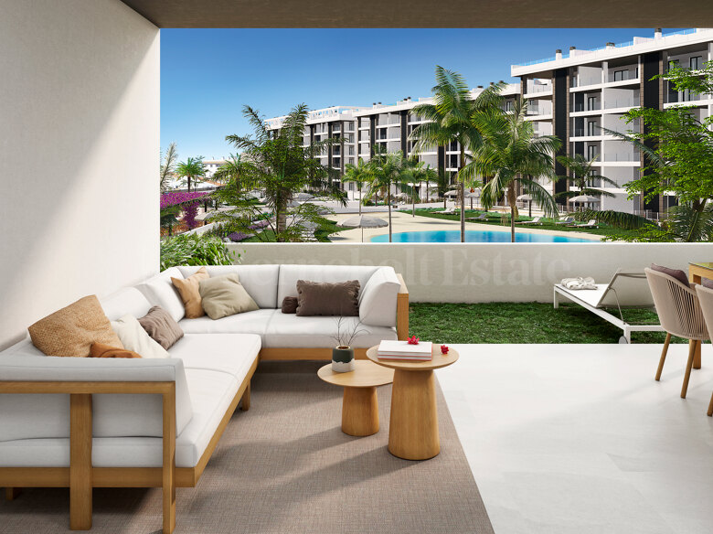 Modern lägenhet på bottenvåningen med privat trädgård nära stranden