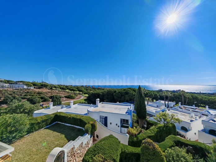 Encantadora casa adosada con vistas al mar y jardín privado en Cabopino, Marbella