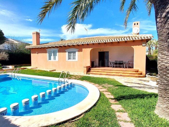 Charming villa in Cabo Roig, with only a three-minute walk to the beach