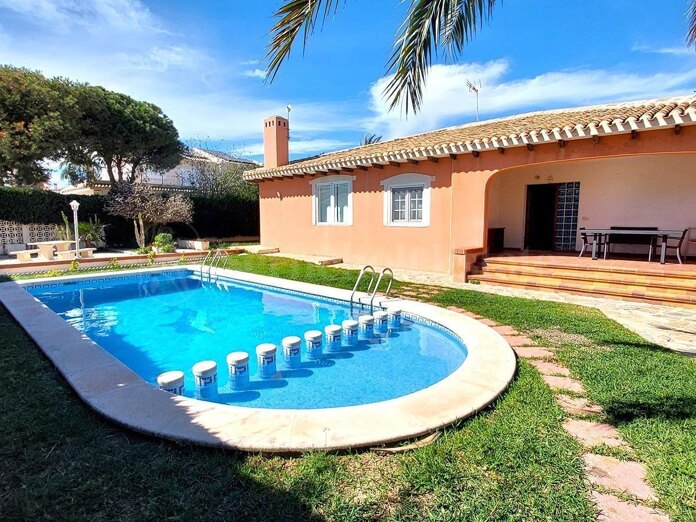 Encantadora villa en Cabo Roig, a solo tres minutos a pie de la playa