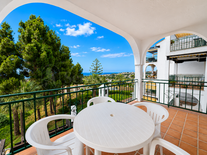South-facing 2-bedroom apartment with sea views in gated community