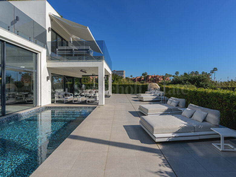 Villa de lujo junto a la playa con piscina climatizada y vistas al mar