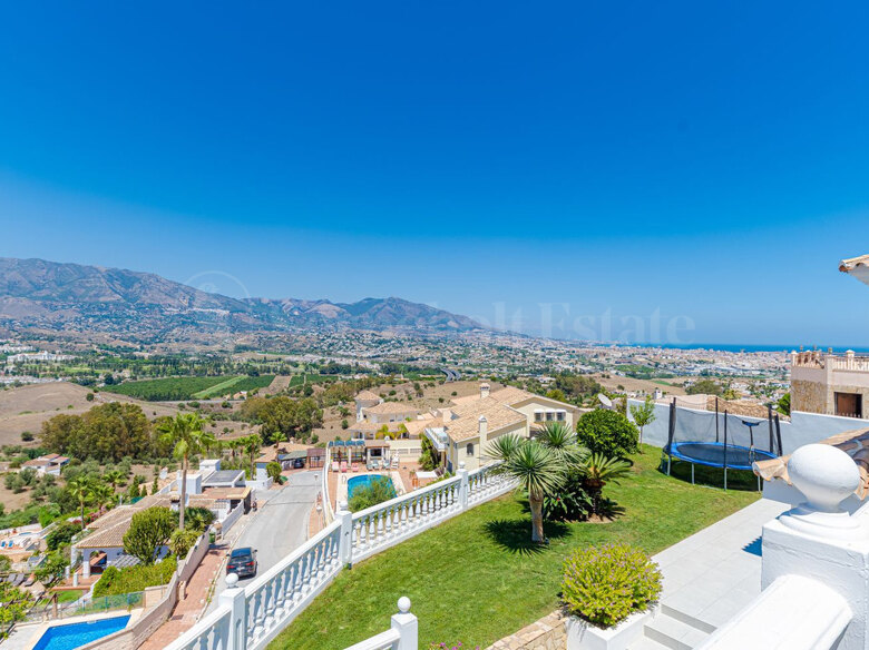 Denna exceptionella fristående villa ligger i det mycket eftertraktade området Cerros del Águila i Mijas, Costa del Sol, Málaga