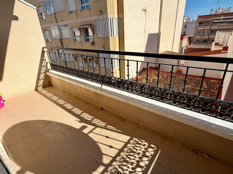 Apartamento de dos dormitorios con terraza en el centro de Torrevieja