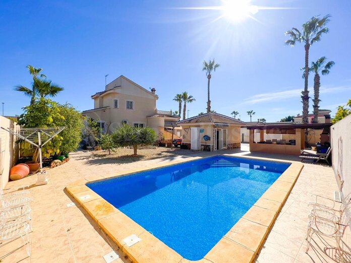 Villa de lujo en una parcela de 900 m² con piscina privada, jardín y sauna en Doña Pepa, Rojales