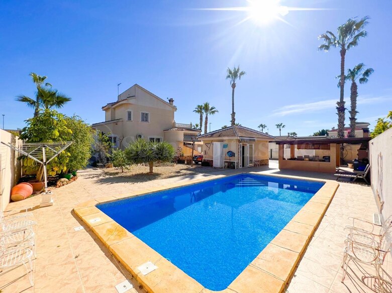 Villa de lujo en una parcela de 900 m² con piscina privada, jardín y sauna en Doña Pepa, Rojales