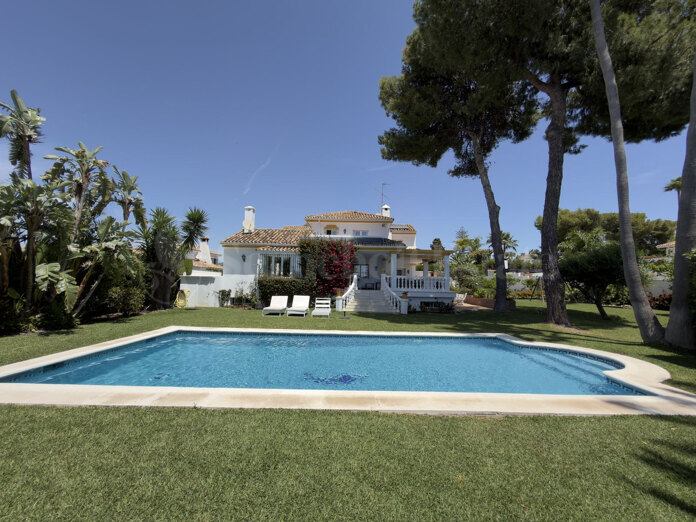 Freistehende Villa über drei Etagen nahe Guadalmina Golf
