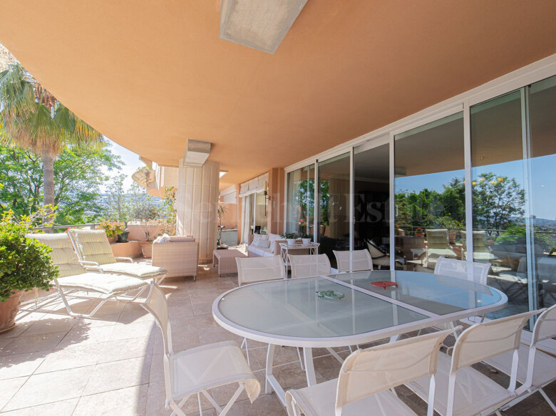 Exclusivo Ático de Tres Dormitorios con Impresionantes Vistas al Mar en Magna Marbella