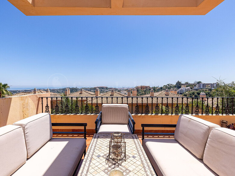 Amplio ático dúplex con vistas panorámicas al mar en Nueva Andalucía