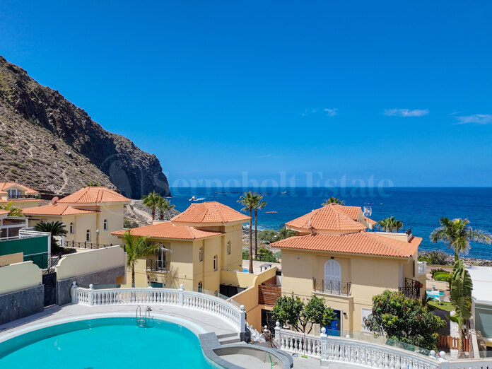 Seafront Corner house with Panoramic Ocean Views