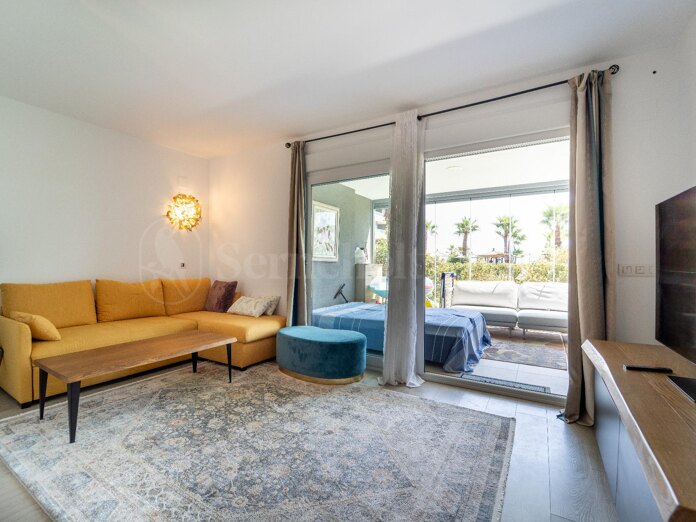 Apartamento en primera línea de playa, en planta baja y con jardín privado en Punta Prima