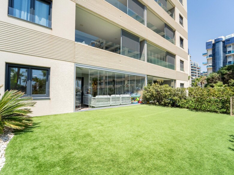 Apartamento en primera línea de playa, en planta baja y con jardín privado en Punta Prima