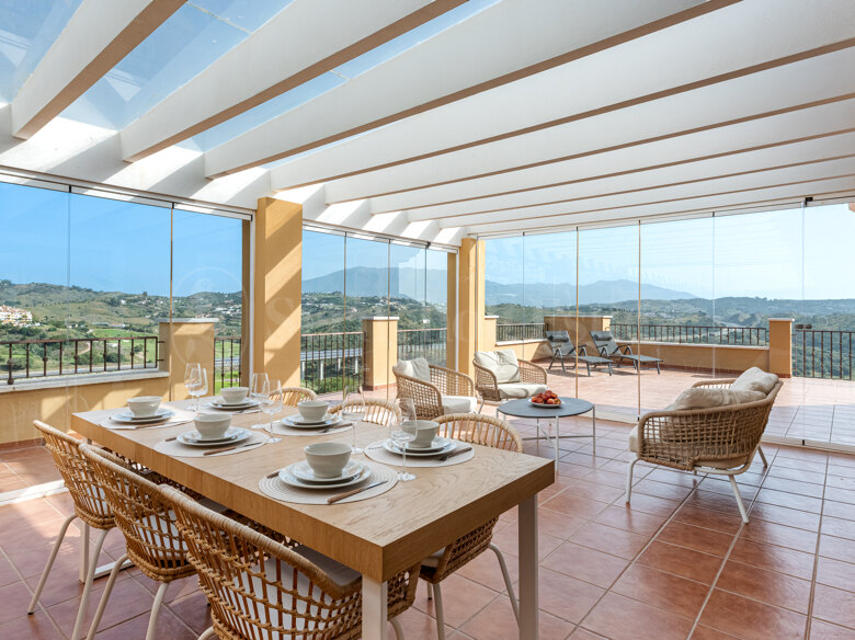 Elegante ático con amplia terraza y vistas panorámicas al campo de golf en Urb. Hercesa Calanova Golf