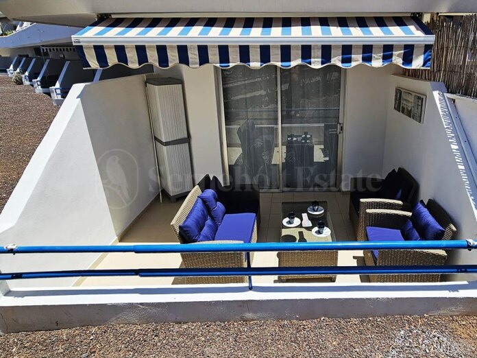 First-line apartment next to the beach