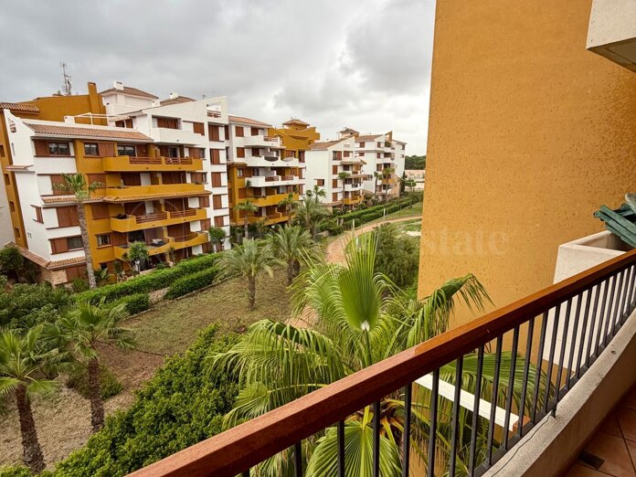 Amplio apartamento en una urbanización privada y cerrada en Punta Prima