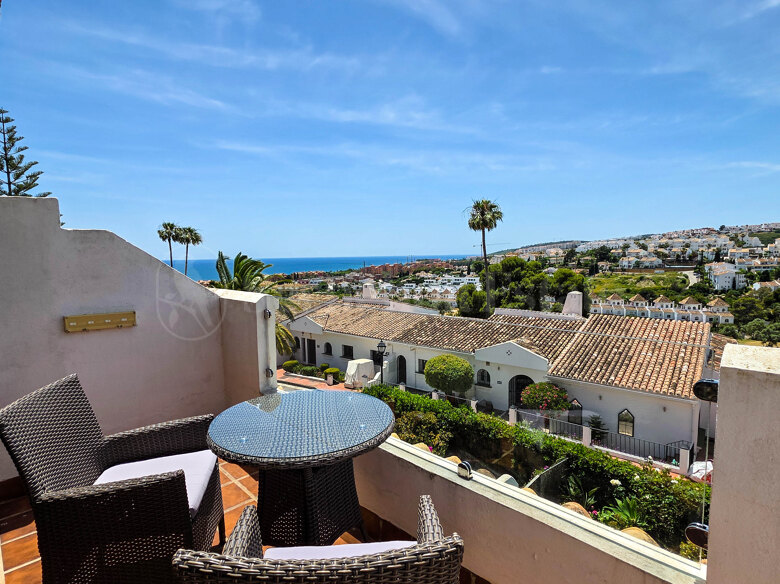 Casa Adosada con Vistas Panorámicas al Mar, Golf y Montaña en La Duquesa
