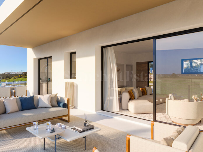 Adosado contemporáneo en esquina con gran jardín y solárium en Estepona Golf