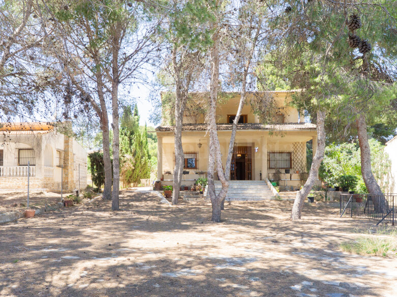 Beautiful villa with renovation opportunity in Los Balcones