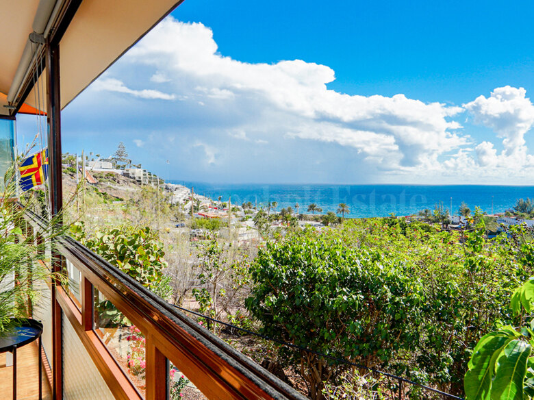 Stylishly Renovated Corner Apartment with Sea Views in Rocas Rojas, San Agustín
