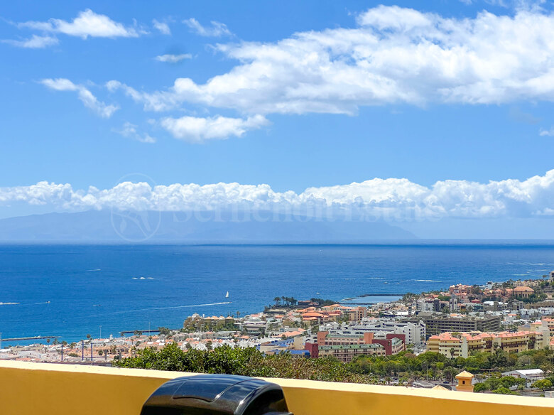 2-bedroom Apartment with seaviews and large terrace