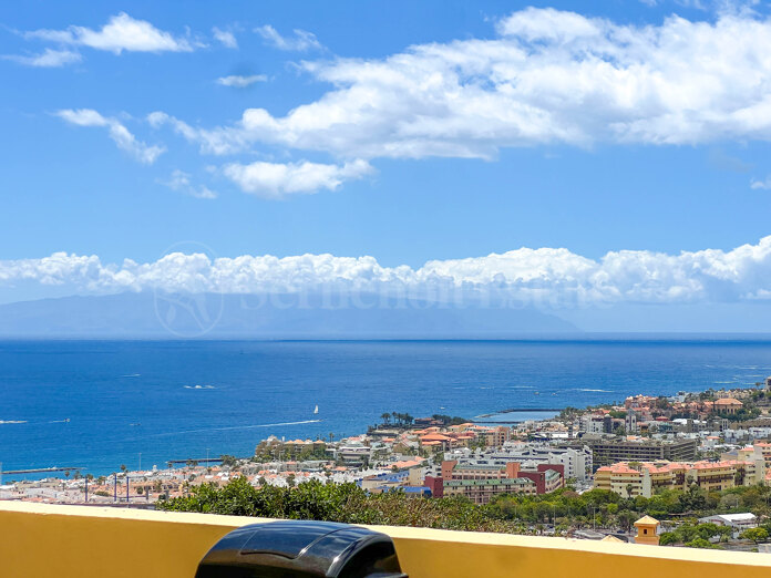 Apartamento único con una gran terraza y vistas panorámicas al mar