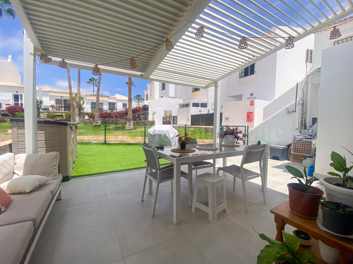 Elegante renovierte Doppelhaushälfte mit Garten, großer Terrasse und beheiztem Pool in der Anlage