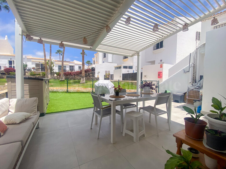 Elegante renovierte Doppelhaushälfte mit Garten, großer Terrasse und beheiztem Pool in der Anlage