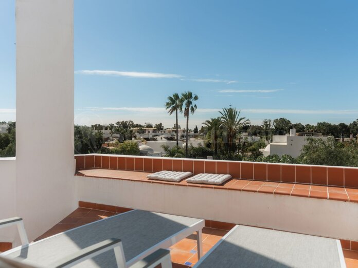 Casa adosada con encanto andaluz en ubicación privilegiada de Marbella con azotea