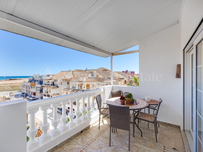 Ático reformado con un precioso jardín y una terraza con vistas al mar
