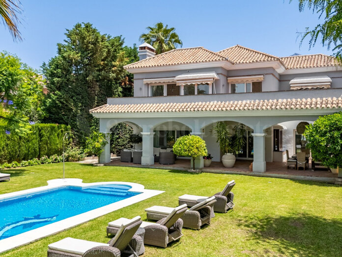 Elegante Villa andaluza con potencial de renovación excepcional en Nueva Andalucía