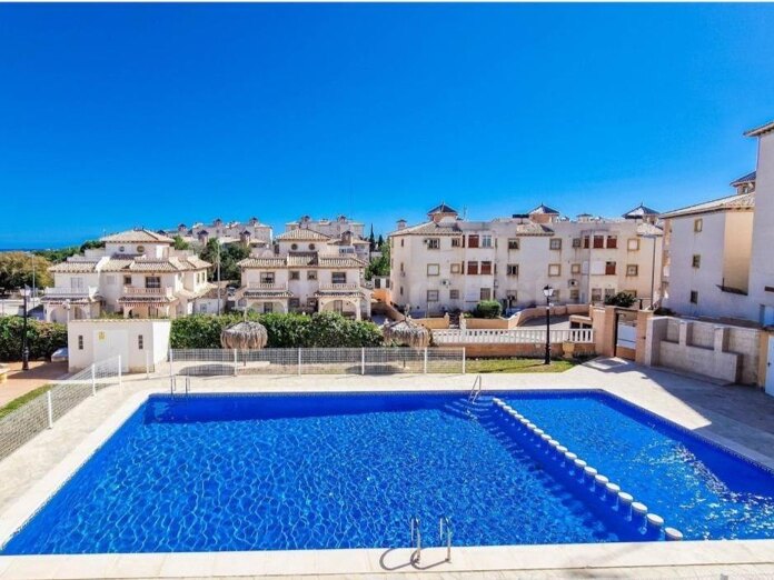Ático soleado con terraza, piscina y vistas abiertas en Cabo Roig