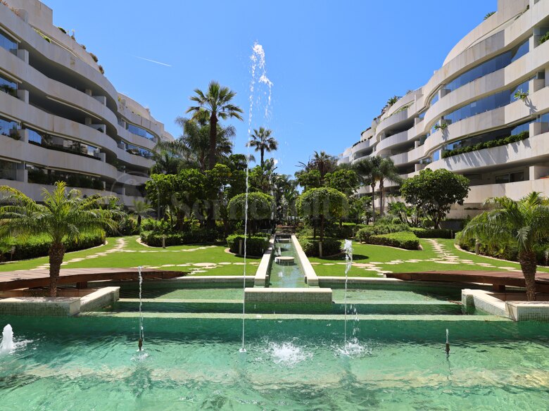 Elegante Apartamento Planta Baja en Embrujo de Banús con Gran Terraza Privada