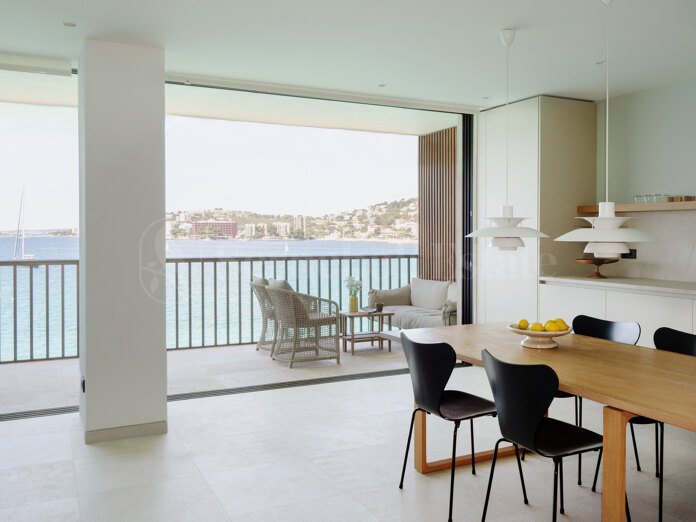 Unique frontline apartment