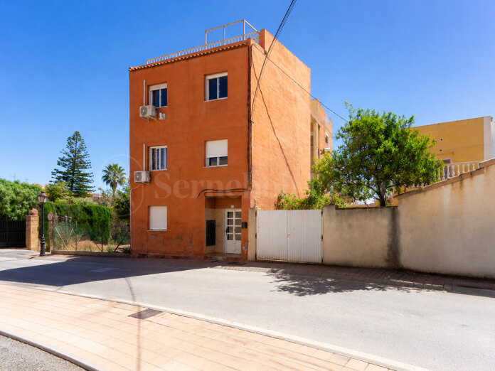 Edificio de cuatro plantas con licencia turística en venta en San Miguel de Salinas