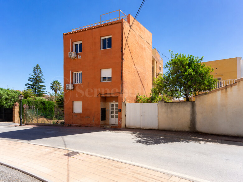 Edificio de cuatro plantas con licencia turística en venta en San Miguel de Salinas