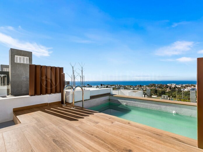 Elegante moderne Villa mit Panoramablick auf das Meer