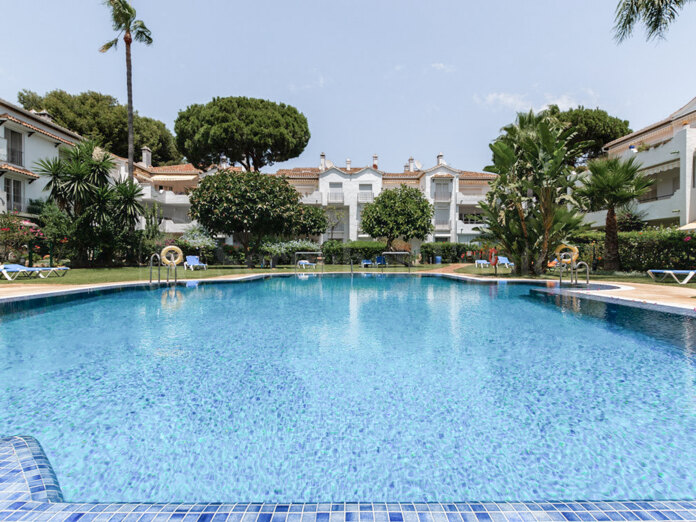 Elegante Ático a solo 100 metros del mar – El Presidente, Estepona