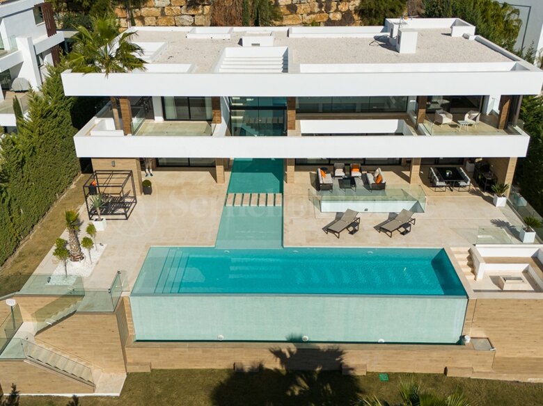 Located in the prestigious area of La Alquería, Benahavís